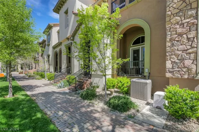 MLS: 2588094 Condo For Sale