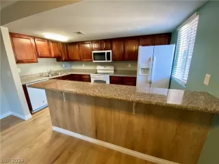 Photo #5: 2588199 Listing