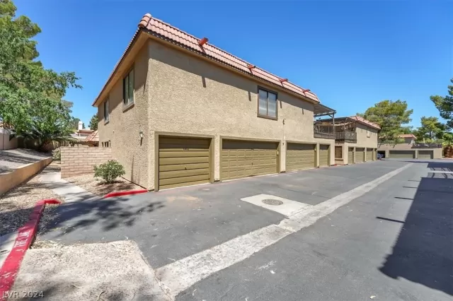 MLS: 2588500 Condo For Sale