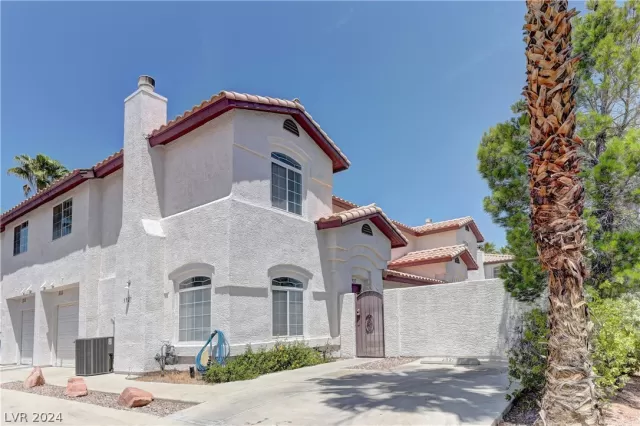 MLS: 2588519 Condo For Sale