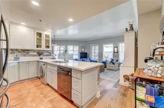 Photo #3: 2588920 Listing