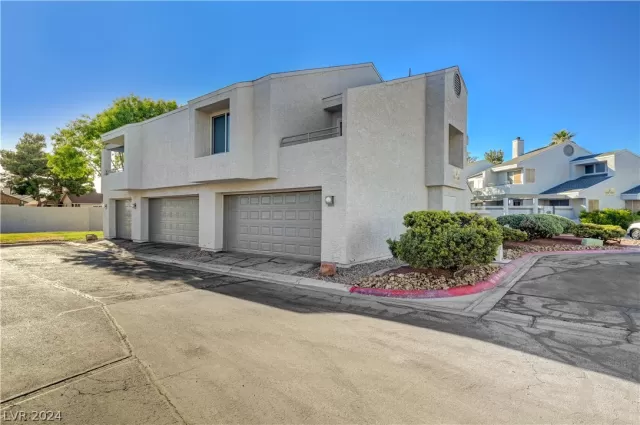 MLS: 2589023 Condo For Sale