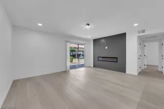 Photo #4: 2589218 Listing