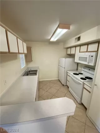 Photo #4: 2589255 Listing 