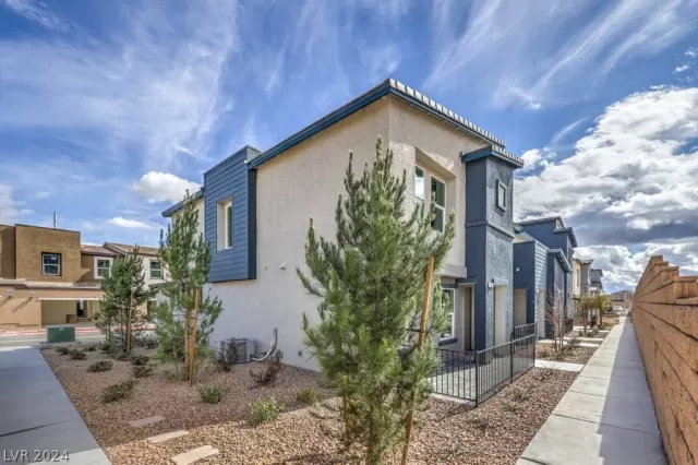 MLS: 2589319 Condo For Sale