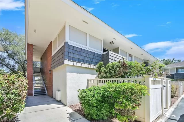 MLS: 2589324 Condo For Sale