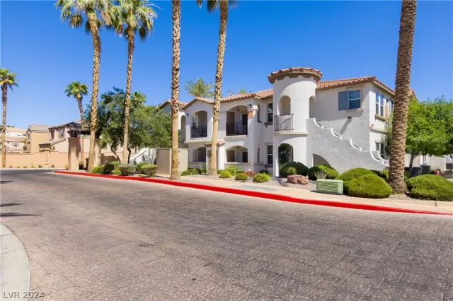 MLS: 2589437 Condo For Sale