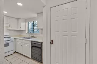 Photo #3: 2589673 Listing