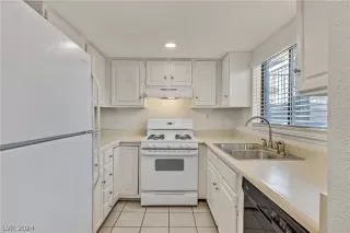 Photo #4: 2589673 Listing