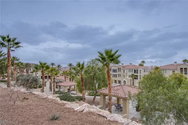 MLS: 2589721 Condo For Sale