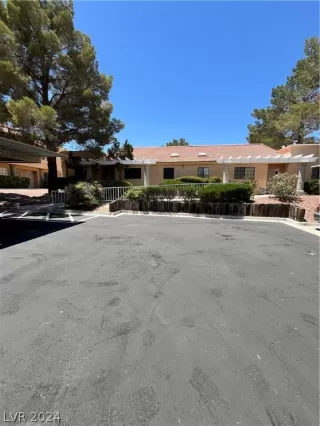 Photo #2: 2589821 Listing