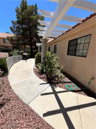 Photo #3: 2589821 Listing