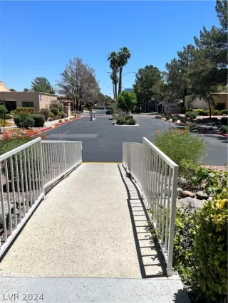 Photo #6: 2589821 Listing