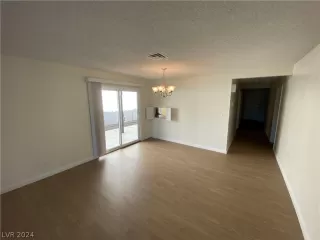 Photo #6: 2589822 Listing