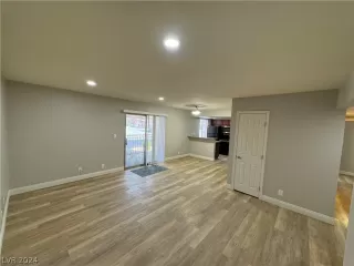 Photo #5: 2589857 Listing