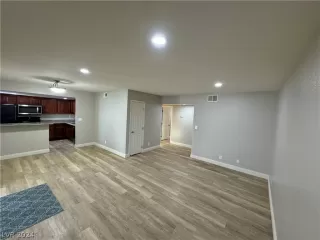 Photo #6: 2589857 Listing