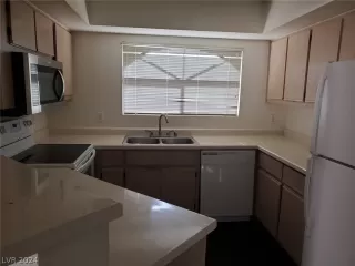 Photo #5: 2589877 Listing 