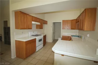 Photo #2: 2589890 Listing