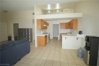 Photo #4: 2589890 Listing