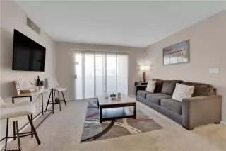 Photo #3: 2589954 Listing