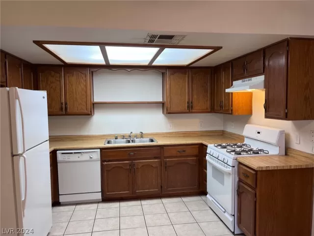 MLS: 2589971 Condo For Sale