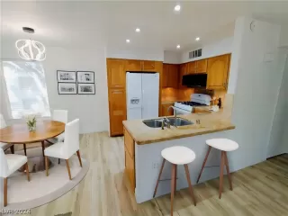 Photo #5: 2589997 Listing 