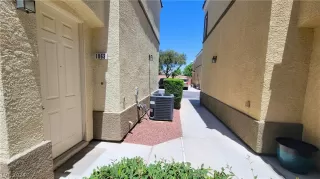 Photo #3: 2590117 Listing