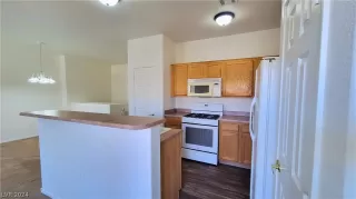 Photo #6: 2590117 Listing