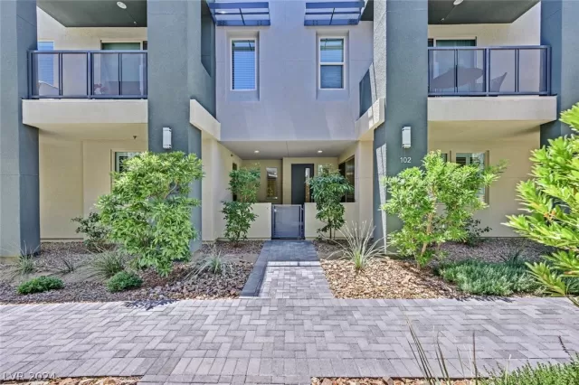 MLS: 2590118 Condo For Sale