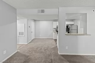 Photo #6: 2590197 Listing