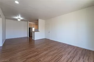 Photo #6: 2590307 Listing