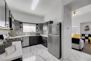 Photo #5: 2590321 Listing 