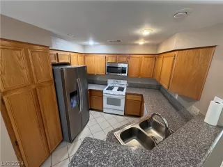 Photo #4: 2590378 Listing