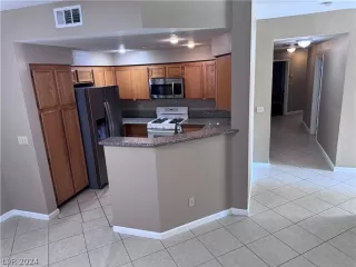 Photo #5: 2590378 Listing