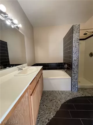 Photo #6: 2590448 Listing