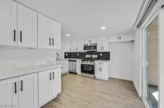 Photo #4: 2590790 Listing