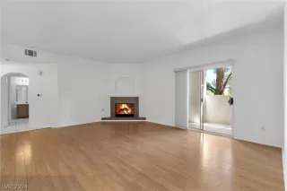 Photo #5: 2590821 Listing