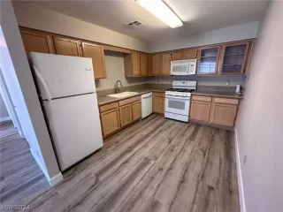 Photo #4: 2590991 Listing