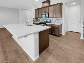 Photo #6: 2591429 Listing