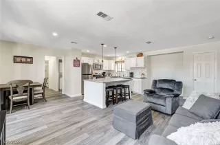 Photo #5: 2591440 Listing