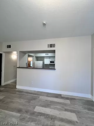 Photo #5: 2591510 Listing