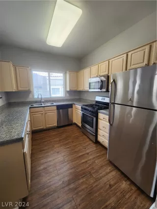 Photo #5: 2591545 Listing