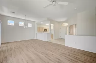 Photo #5: 2591583 Listing