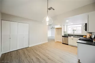 Photo #6: 2591715 Listing