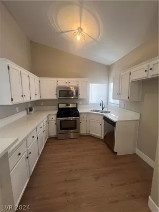 Photo #2: 2592055 Listing