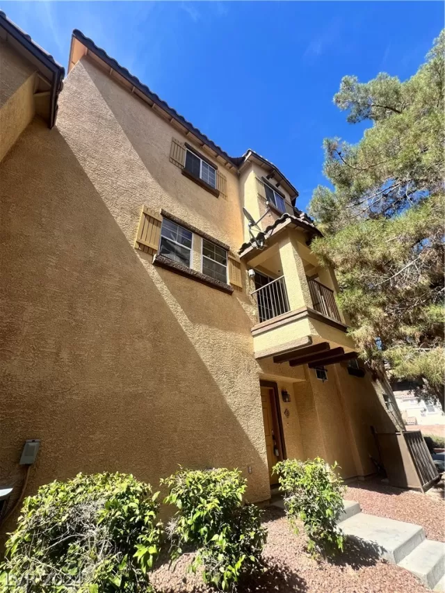 MLS: 2592584 Condo For Sale