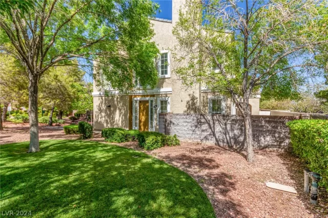 MLS: 2592728 Condo For Sale