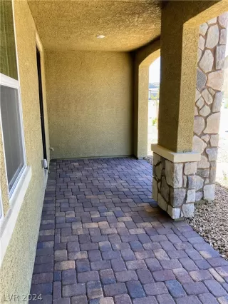 Photo #1: 2592889 Listing 