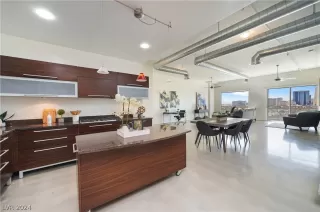 Photo #3: 2593107 Listing