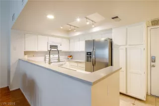 Photo #5: 2593983 Listing